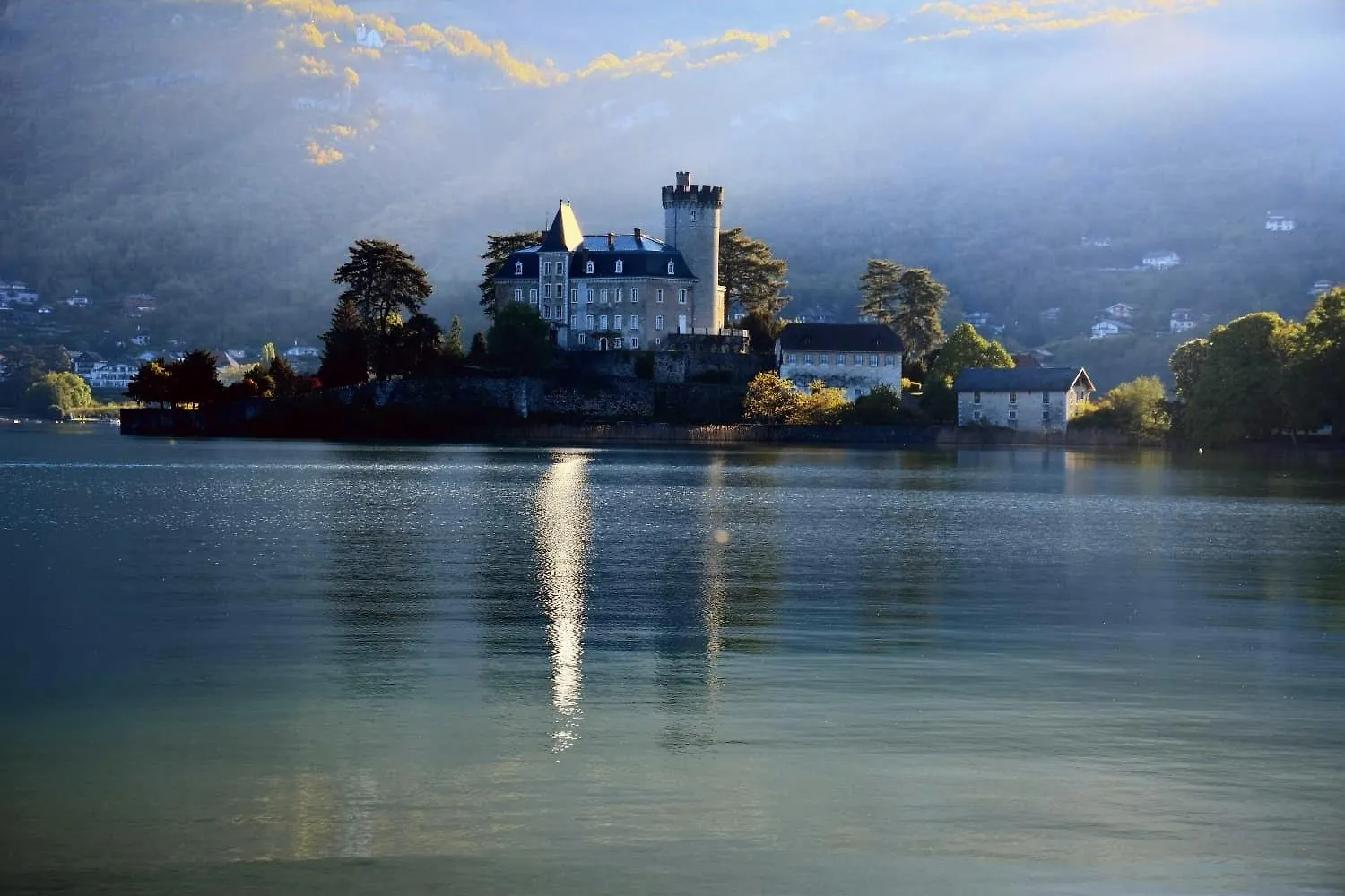 Superbe Duplex Les Pieds Dans L'Eau Vue Lac Et Chateau Avec Plage Et Parking Prives دْوا 0*,