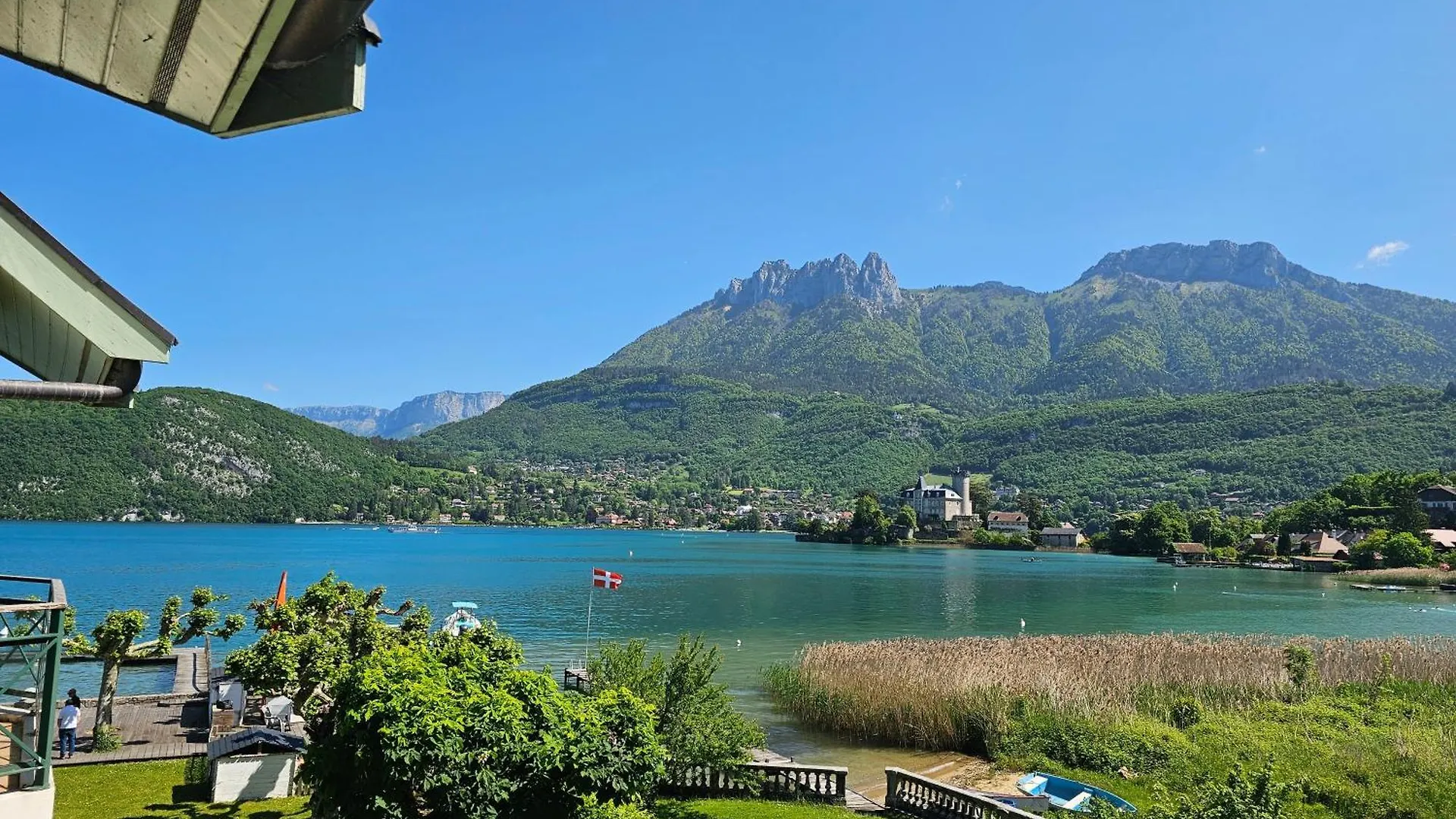 Superbe Duplex Les Pieds Dans L'Eau Vue Lac Et Chateau Avec Plage Et Parking Prives دْوا 0*,