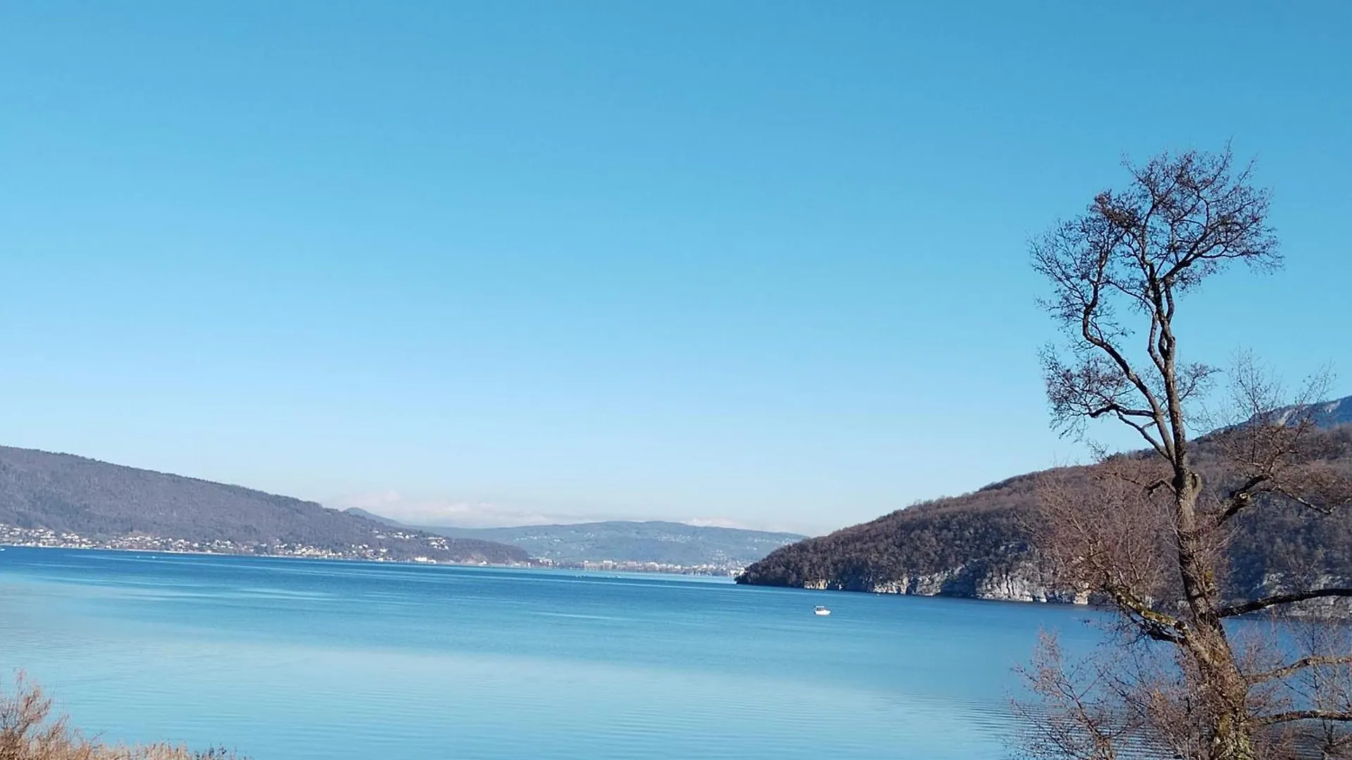 Superbe Duplex Les Pieds Dans L'Eau Vue Lac Et Chateau Avec Plage Et Parking Prives دْوا شقة