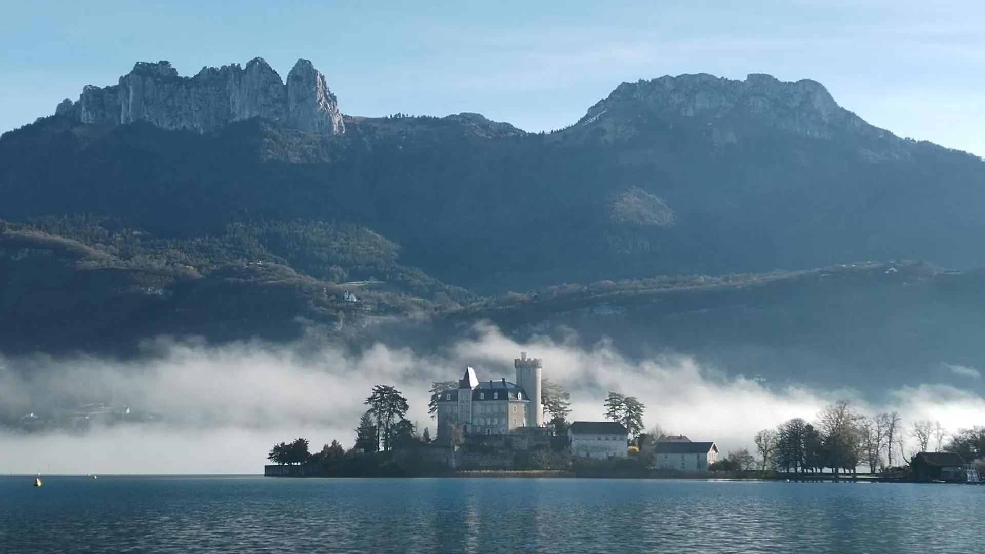 Superbe Duplex Les Pieds Dans L'Eau Vue Lac Et Chateau Avec Plage Et Parking Prives دْوا