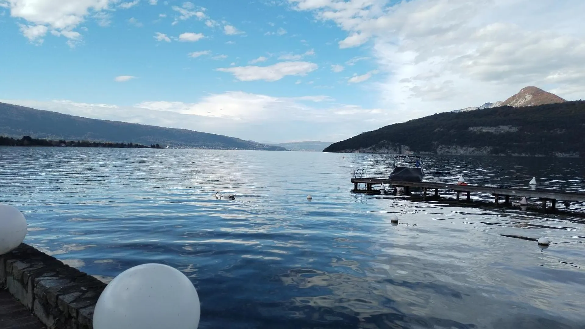 Superbe Duplex Les Pieds Dans L'Eau Vue Lac Et Chateau Avec Plage Et Parking Prives دْوا فرنسا