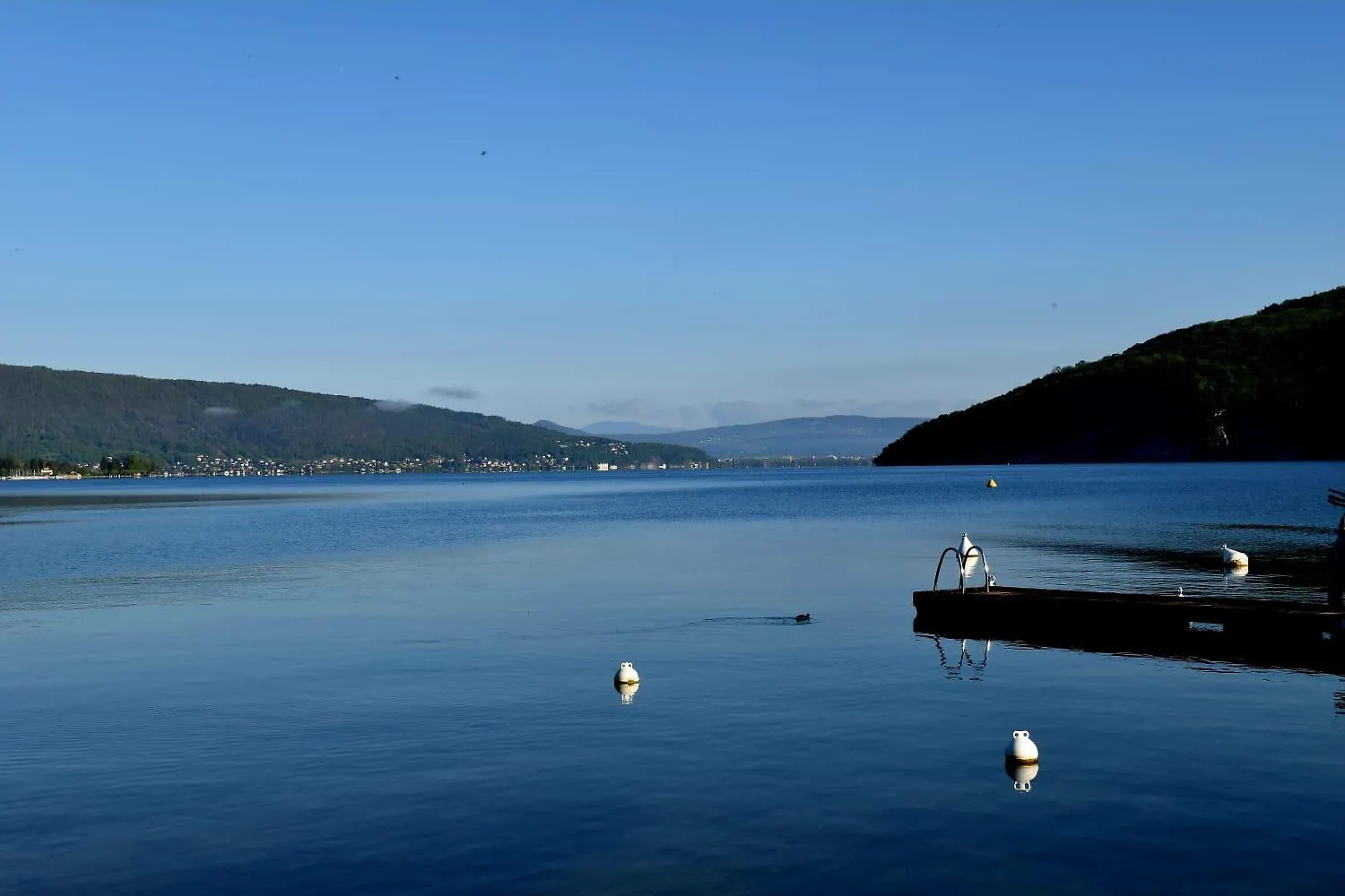 Superbe Duplex Les Pieds Dans L'Eau Vue Lac Et Chateau Avec Plage Et Parking Prives دْوا شقة