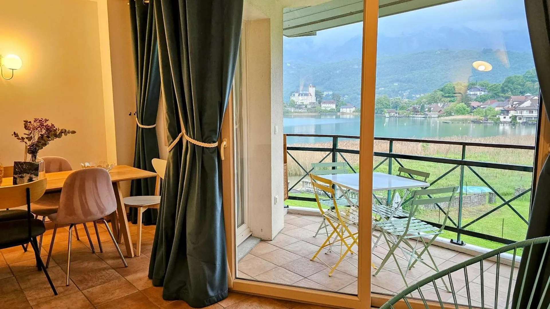 Superbe Duplex Les Pieds Dans L'Eau Vue Lac Et Chateau Avec Plage Et Parking Prives دْوا