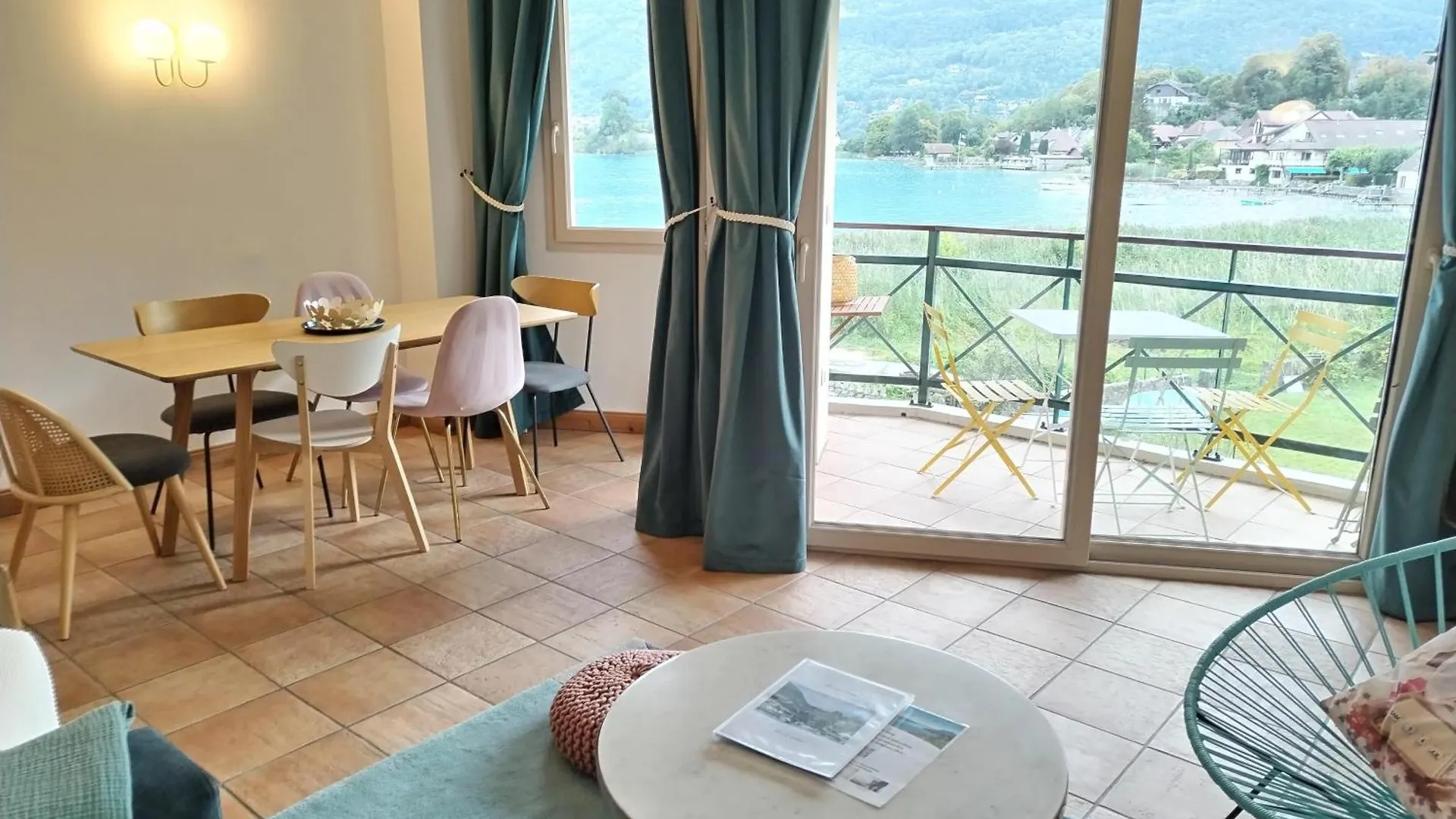 Superbe Duplex Les Pieds Dans L'Eau Vue Lac Et Chateau Avec Plage Et Parking Prives دْوا 0*,  فرنسا