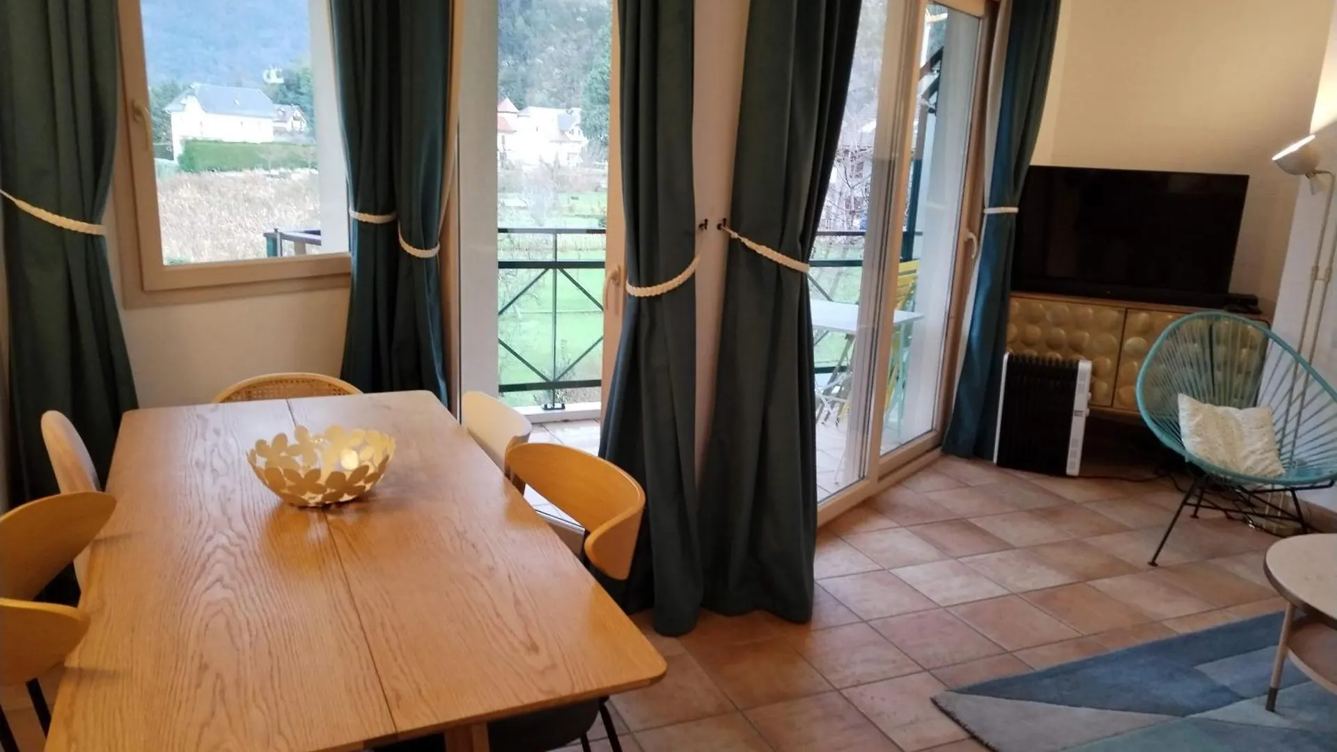 Superbe Duplex Les Pieds Dans L'Eau Vue Lac Et Chateau Avec Plage Et Parking Prives دْوا
